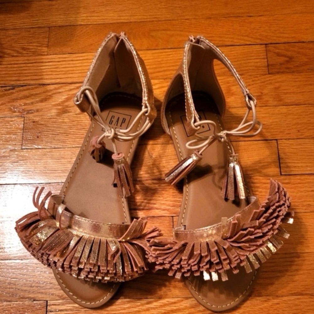 Nwot Gap Rose Gold frill sandal
